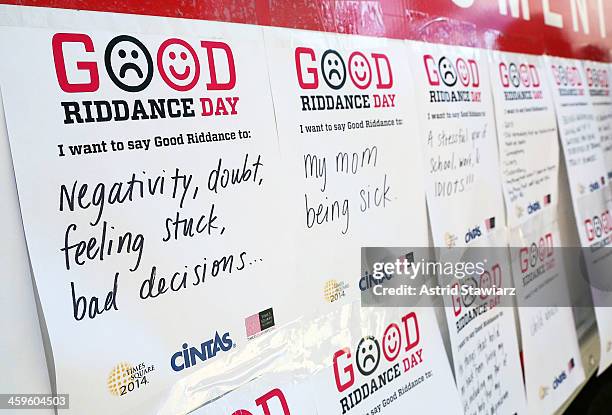 Good Riddance Note Photos and Premium High Res Pictures - Getty Images