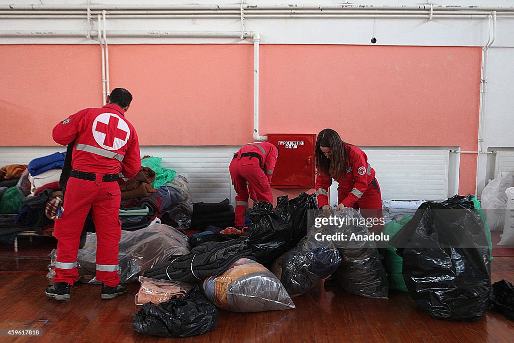 700 migrants settle temporary in Athens' Ierapetra Sports Hall