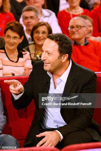 Host Arthur presents the TV show "Voyage en terre inconnue" during the 'Vivement Dimanche' French TV Show at Pavillon Gabriel on November 26, 2014 in...