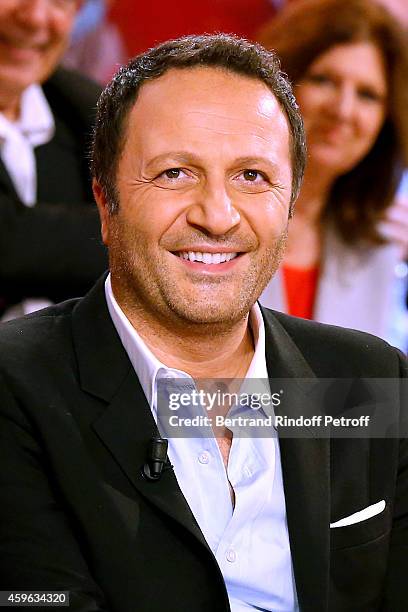 Host Arthur presents the TV show "Voyage en terre inconnue" during the 'Vivement Dimanche' French TV Show at Pavillon Gabriel on November 26, 2014 in...