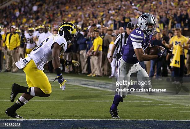 Wide receiver Tyler Lockett of the Kansas State Wildcats scores on a 6 yard touchdown reception past defensive back Raymon Taylor of the Michigan...