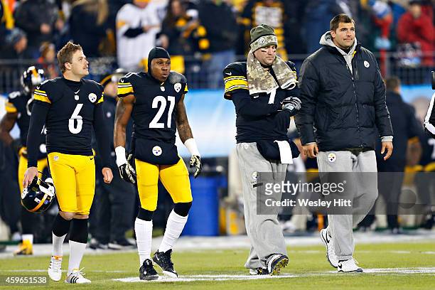 Captions Shaun Suisham, Robert Golden, Ben Roethlisberger and Alejandro Villanueva of the Pittsburgh Steelers warming up before a game against the...