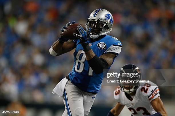 Calvin Johnson of the Detroit Lions catches a second quarter pass in front of Kyle Fuller of the Chicago Bears at Ford Field on November 27, 2014 in...