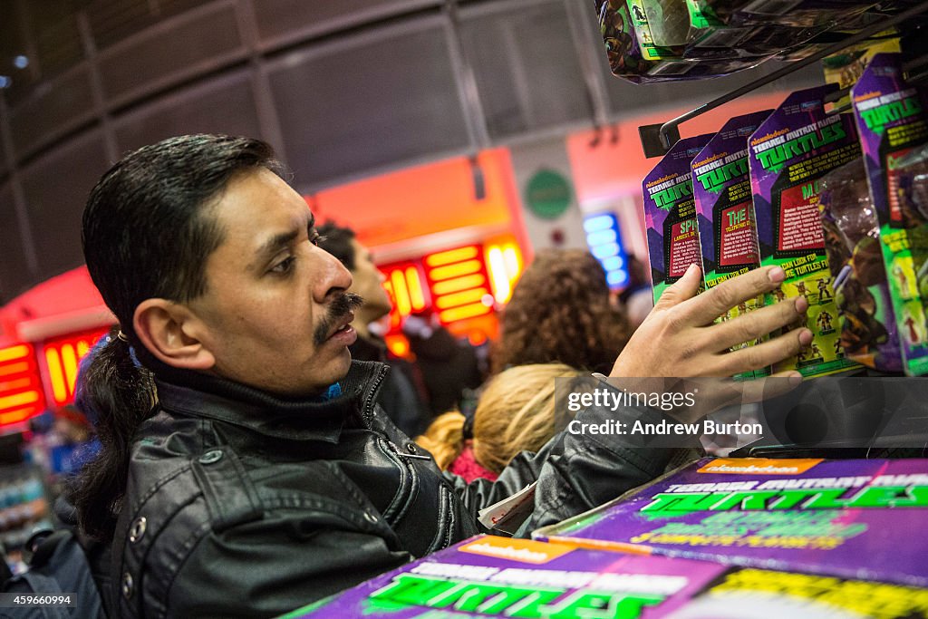 Black Friday Shopping Begins On Thanksgiving Evening