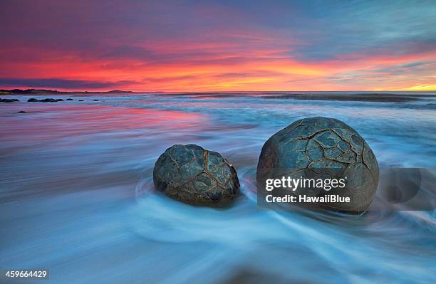 when we were waltzing - moeraki boulders ストックフォトと画像