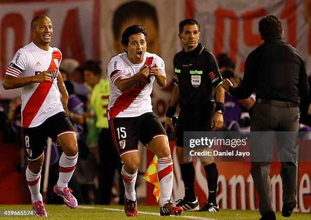 Leonardo Pisculichi of River Plate celebrates with Marcelo Gallardo coach of River Plate and Carlos Sanchez after scoring during a second leg...