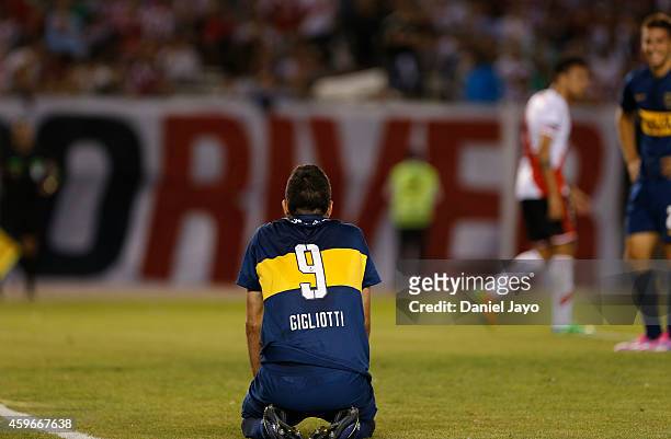 Emmanuel Gigliotti, of Boca Juniors, reacts after missing a chance to score during a second leg semifinal match between River Plate and Boca Juniors...