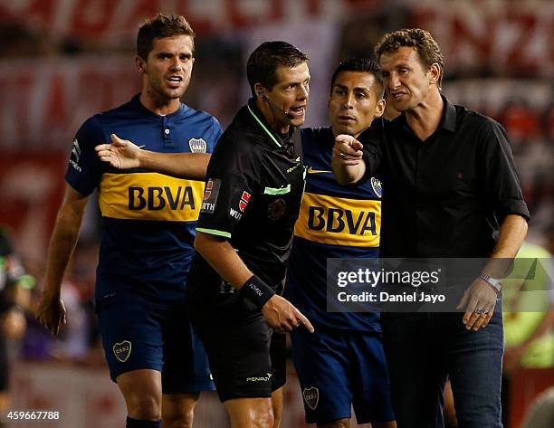 Fernando Gago, of Boca Juniors, Rodolfo Arrabarruena, coach of Boca Juniors, and Federico Carrizo, of Boca Juniors, complain to Referee German...