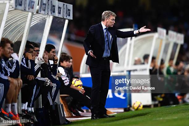 Head coach David Moyes of Real Sociedad directs his players during the La Liga match between Real Socided and Elche FC at Estadio Anoeta on November...