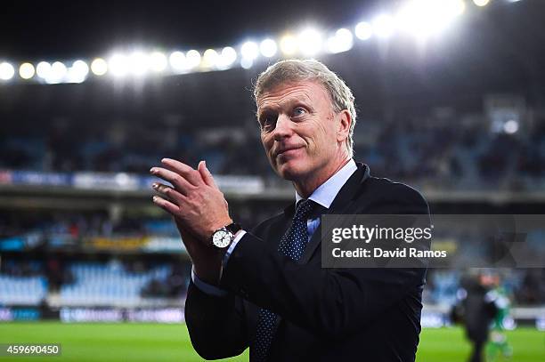 Head coach David Moyes of Real Sociedad acknowledges the crowd at the end of the La Liga match between Real Socided and Elche FC at Estadio Anoeta on...