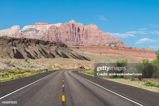 highway to zion national park in utah - andreaskoeberl stock-fotos und bilder