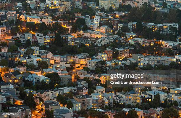 houses on hillside in city of san francisco - andreaskoeberl stock-fotos und bilder