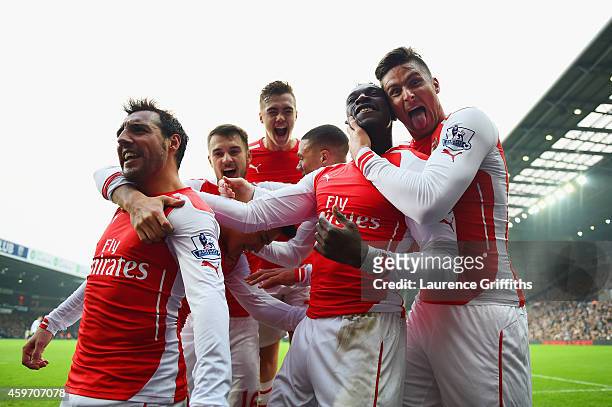 Danny Welbeck of Arsenal celebrates with team mates Olivier Giroud, Santi Cazorla, Calum Chambers and Aaron Ramsey of Arsenal as he scores their...