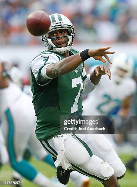 Geno Smith of the New York Jets pitches the ball to Bilal Powell during first quarter action against the Miami Dolphins on December 29, 2013 at Sun...