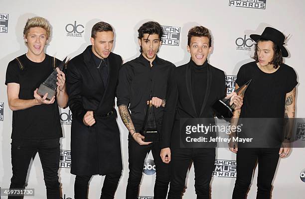 Singers Niall Horan, Liam Payne, Zayn Malik, Louis Tomlinson and Harry Styles of the group One Direction pose in the press room at the 2014 American...