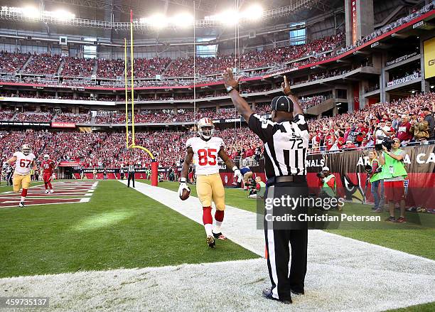 Vernon Davis of the San Francisco 49ers catches a 3 yard touchdown pass from Colin Kaepernick against the Arizona Cardinals in the first quarter...