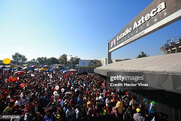 Fans of the late Mexican comedian, screenwriter, TV producer, actor and director Roberto Gomez Bolanos attend his funeral at Azteca Stadium on...
