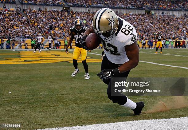 Benjamin Watson of the New Orleans Saints scores a second quarter touchdown against the Pittsburgh Steelers at Heinz Field on November 30, 2014 in...