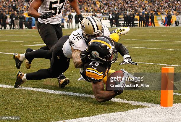 Le'Veon Bell of the Pittsburgh Steelers carries the ball for a touchdown in front of Kenny Vaccaro of the New Orleans Saints during the third quarter...