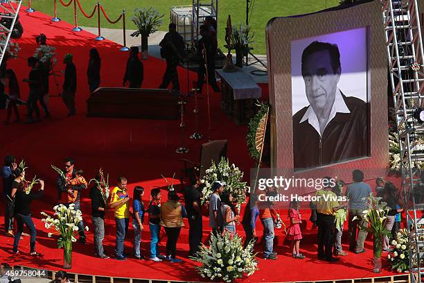 Fans of the late Mexican comedian, screenwriter, TV producer, actor and director Roberto Gomez Bolanos line up in order to pay tribute during his...