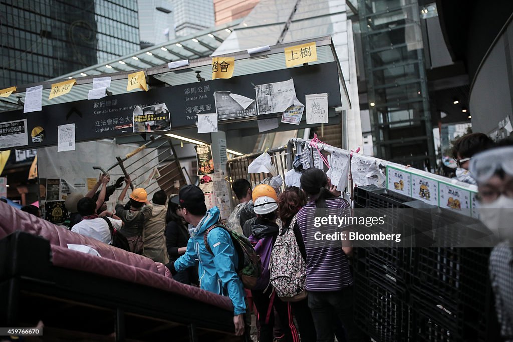 Hong Kong Democracy Protesters Tussle With Police For Control Of Streets