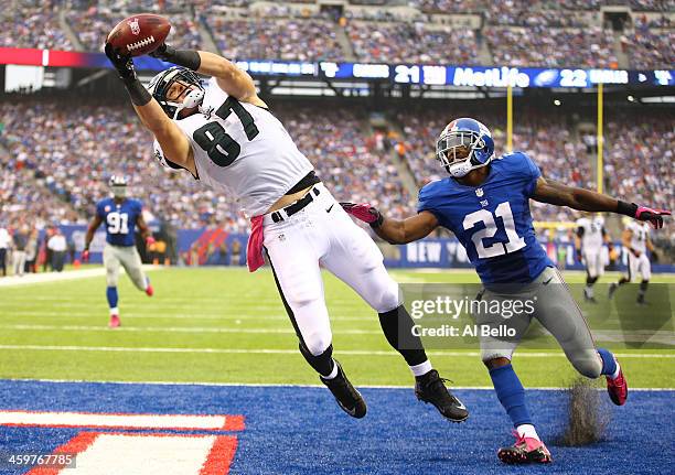 Brent Celek of the Philadelphia Eagles catches the go ahead touchdown against Ryan Mundy of the New York Giants in the fourth Quarter during their...