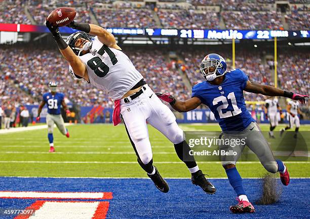 Brent Celek of the Philadelphia Eagles catches the go ahead touchdown against Ryan Mundy of the New York Giants in the fourth Quarter during their...