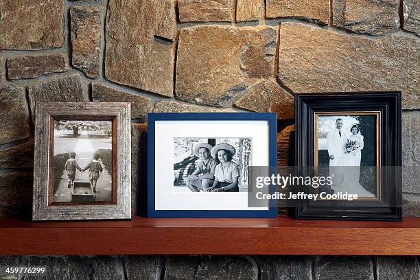 vintage family photos on mantle - moldura de quadro imagens e fotografias de stock