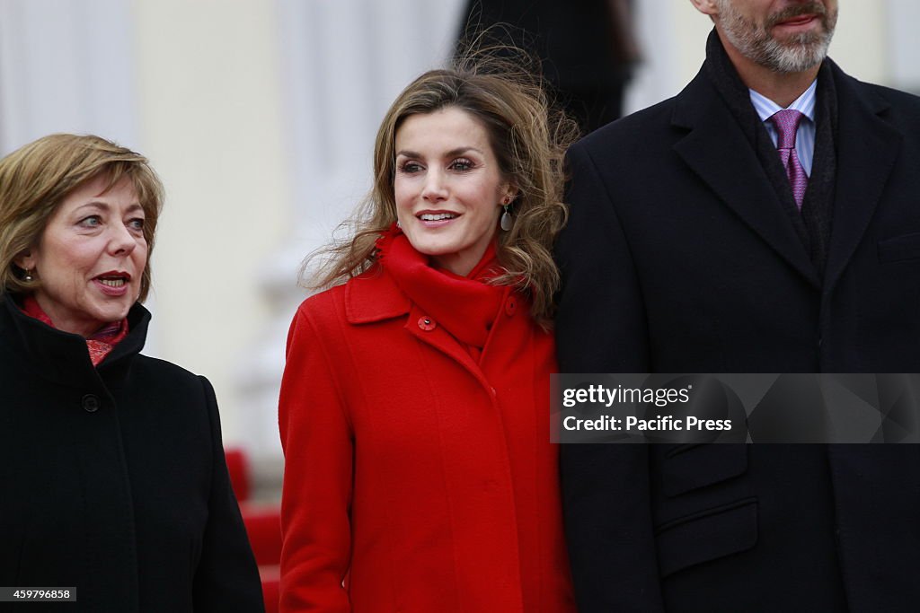 Daniela Schadt (L) King Felipe VI (R) and Queen Letizia (C)...