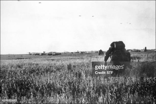 Photo prise en juin 1944 d'un soldat américain venant d'atterrir sur le sol français à bord d'un planeur pour participer à la bataille de Normandie....