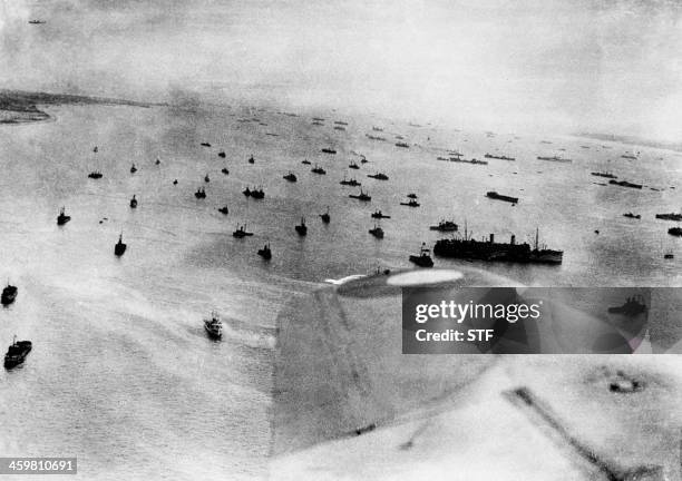 Vue aérienne de la flotte alliée engagée dans l'opération Overlord de débarquement sur les côtes normandes, le 06 juin 1944, durant la seconde guerre...