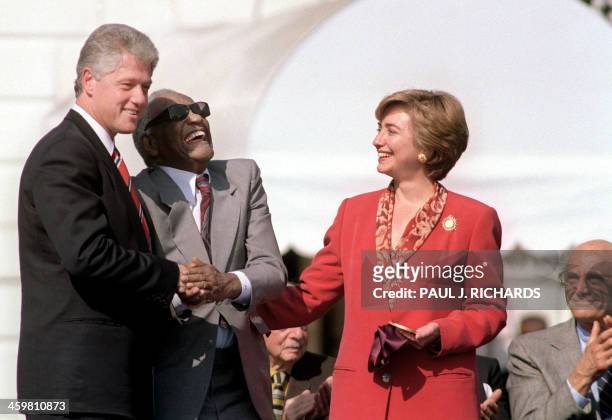 Jazz musician and singer Ray Charles poses with US President Bill Clinton, First Lady Hillary Clinton and US playwright Arthur Miller during the...