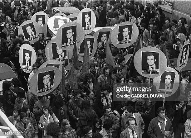 De nombreux militants de gauche défilent derrière le cercueil de Pierre Goldman, le 27 septembre 1979 à Paris, lors des obsèques de cet activiste...