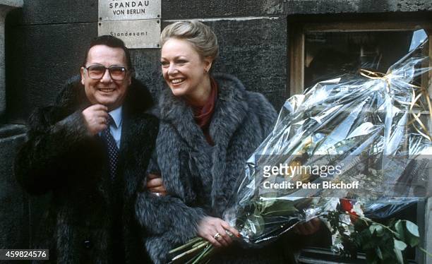 "Barbara Schöne, Ehemann Jonny Buchardt, Hochzeit 1981 im Standesamt in Berlin-Spandau, Deutschland. "