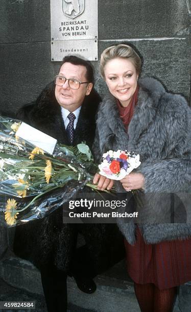 "Barbara Schöne, Ehemann Jonny Buchardt, Hochzeit 1981 im Standesamt in Berlin-Spandau, Deutschland. "