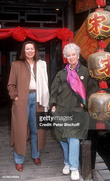 "Heide Keller, Maria Sebaldt, neben den Dreharbeiten zur ZDF-Reihe ""Traumschiff"", Folge 23 ""Hongkong"" am in Hongkong. "