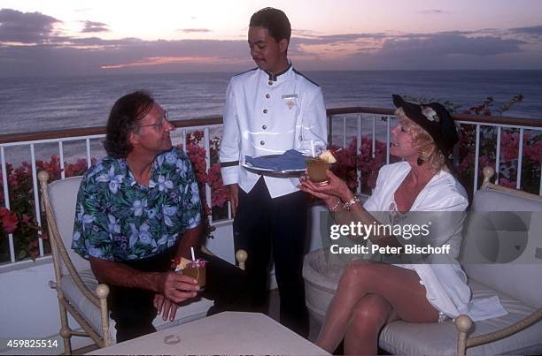 "Elke Sommer, Ehemann Wolf Walther und Hotel-Angestellter, Urlaub am im Hotel ""Ihilani"" auf Insel Kauai / Hawaii, USA. "