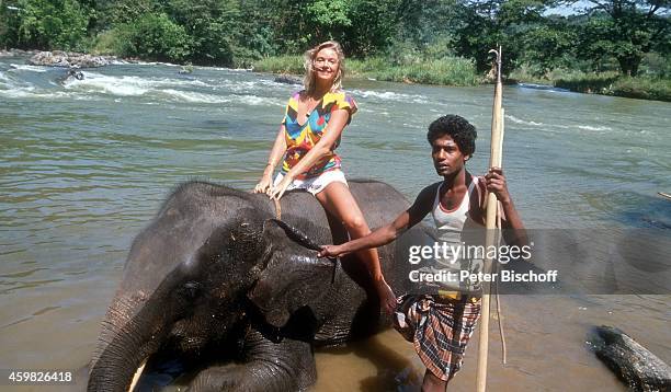 "Birte Berg und Einheimischer, am Rande der Dreharbeiten zum Kinofilm ""Der Stein des Todes"" am auf Sri Lanka . "