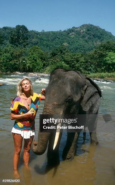 "Birte Berg, am Rande der Dreharbeiten zum Kinofilm ""Der Stein des Todes"" am auf Sri Lanka . "