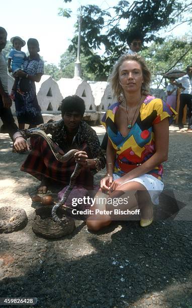 "Birte Berg und einheimischer Schlangenbeschwörer, am Rande der Dreharbeiten zum Kinofilm ""Der Stein des Todes"" am auf Sri Lanka . "