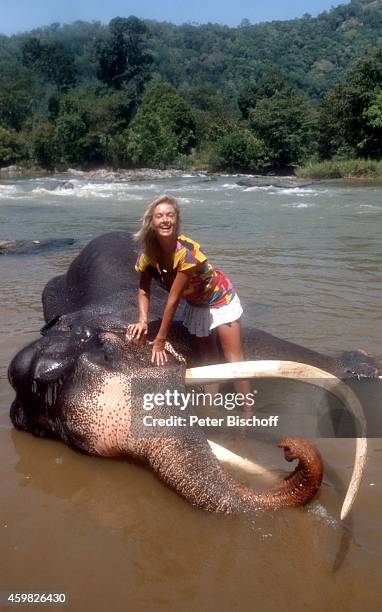 "Birte Berg, am Rande der Dreharbeiten zum Kinofilm ""Der Stein des Todes"" am auf Sri Lanka . "