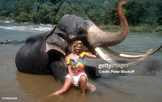 "Birte Berg, am Rande der Dreharbeiten zum Kinofilm ""Der Stein des Todes"" am auf Sri Lanka . "