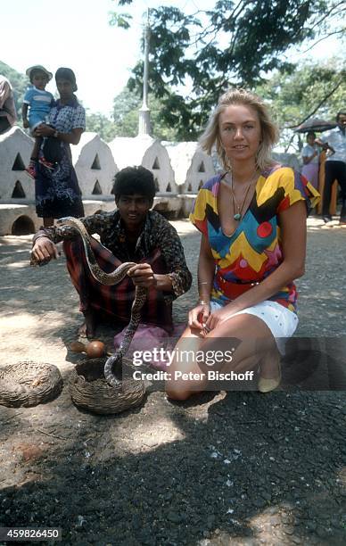 "Birte Berg und einheimischer Schlangenbeschwörer, am Rande der Dreharbeiten zum Kinofilm ""Der Stein des Todes"" am auf Sri Lanka . "