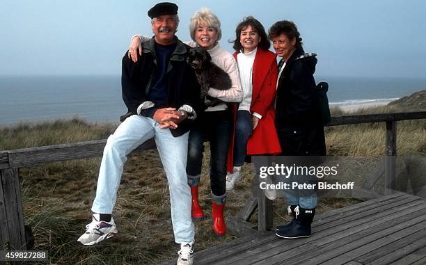 "Ingrid Steeger mit Schwester Jutta Heda und Bruder Udo Stengert mit Ehefrau Gudrun Stengert, Familientreffen am auf Sylt, Deutschland. "