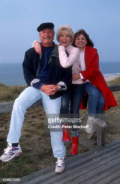 "Ingrid Steeger mit Schwester Jutta Heda und Bruder Udo Stengert, Familientreffen am auf Sylt, Deutschland. "