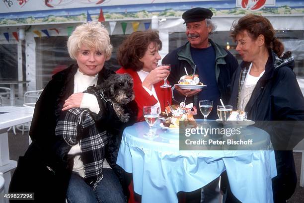 "Ingrid Steeger mit Schwester Jutta Heda und Bruder Udo Stengert und Ehefrau Gudrun Stengert, Familientreffen am auf Sylt, Deutschland. "