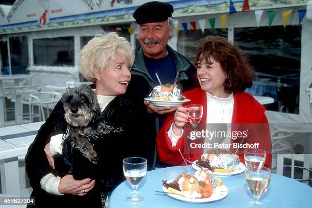 "Ingrid Steeger mit Bruder Udo Stengert und Schwester Jutta Heda, Familientreffen am auf Sylt, Deutschland. "