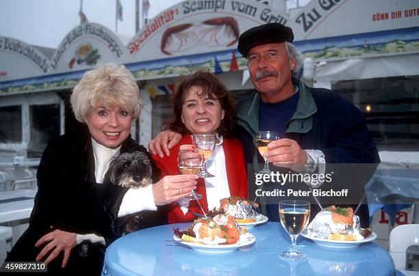 "Ingrid Steeger mit Schwester Jutta Heda und Bruder Udo Stengert, Familientreffen am auf Sylt, Deutschland. "