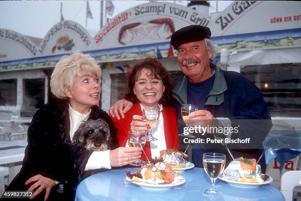 "Ingrid Steeger mit Schwester Jutta Heda und Bruder Udo Stengert, Familientreffen am auf Sylt, Deutschland. "