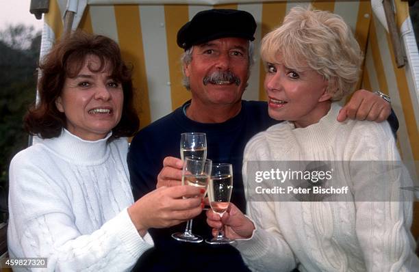 "Ingrid Steeger mit Schwester Jutta Heda und Bruder Udo Stengert, Familientreffen am auf Sylt, Deutschland. "